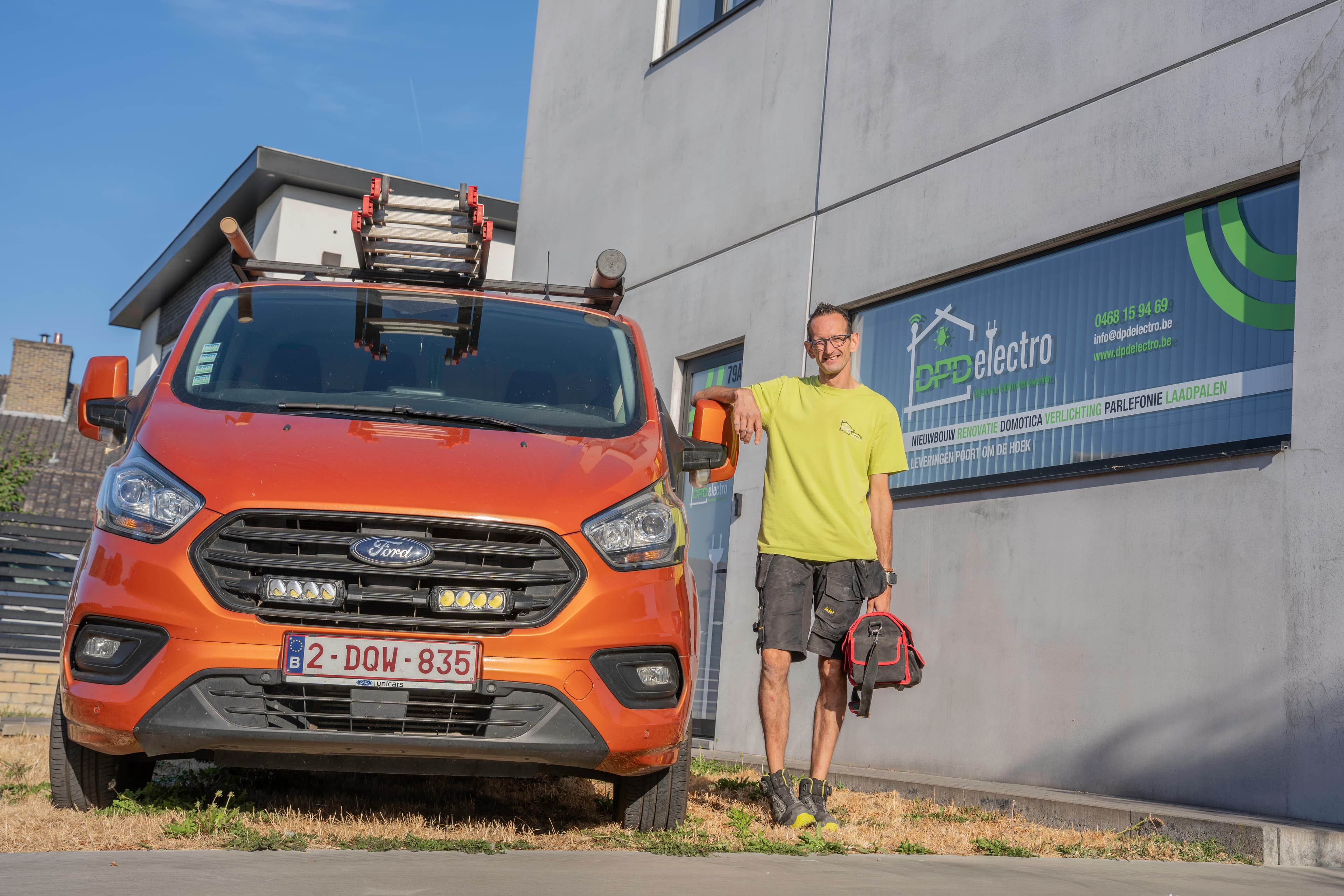 David Depoorter naast de bedrijfswagen van DPDelectro