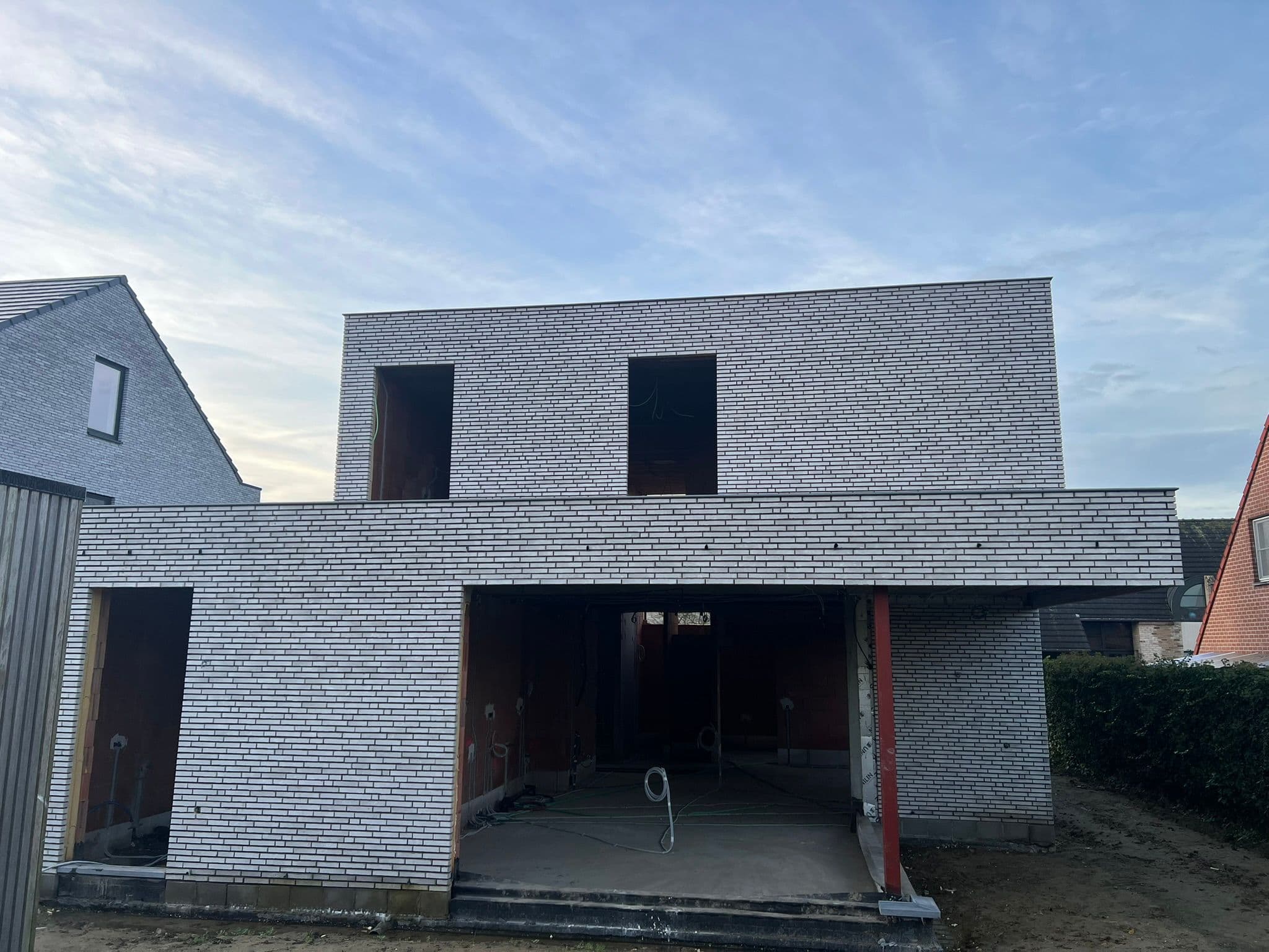 Strakke nieuwbouwwoning met moderne architectuur
